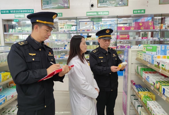 圖為執(zhí)法人員在一家零售藥店檢查藥品質(zhì)量情況。