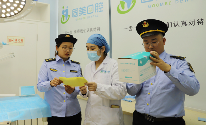 圖為5月5日，渝水區(qū)市場監(jiān)管局執(zhí)法人員在一家口腔診所檢查藥械使用情況。