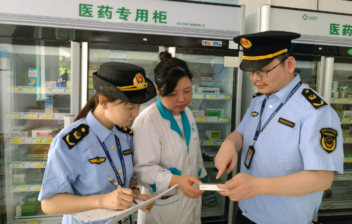 圖為該局執(zhí)法人員在一家藥店檢查含興奮劑藥品。