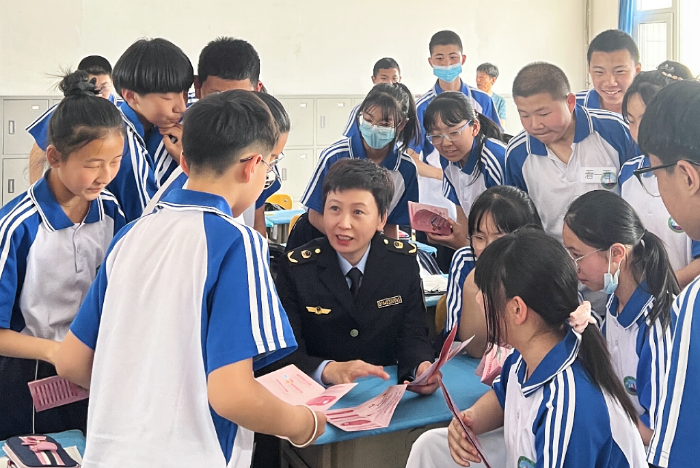 圖為該局工作人員在一所學(xué)校向?qū)W生宣傳化妝品使用知識。