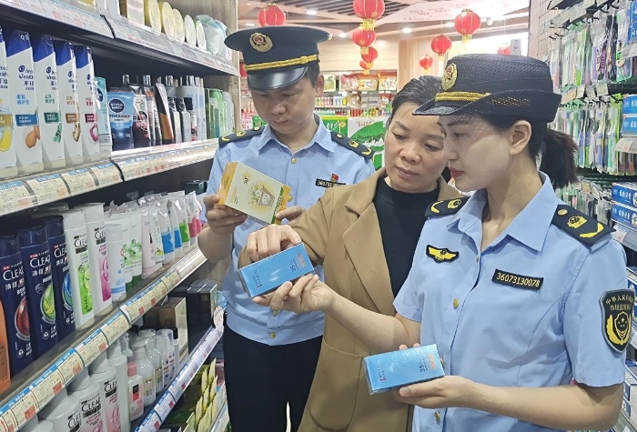 圖為6月12日該局執(zhí)法人員正在一商場檢查防曬類化妝品。