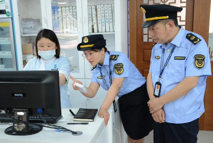 圖為6月19日?qǐng)?zhí)法人員在一家藥品零售企業(yè)門(mén)店檢查含特殊藥品復(fù)方制劑的“進(jìn)銷(xiāo)存”情況和購(gòu)買(mǎi)此類(lèi)藥品顧客的人員信息登記情況。