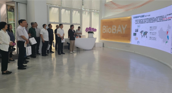 圖為調(diào)研組參觀蘇州生物醫(yī)藥產(chǎn)業(yè)園區(qū)。（殷芝 攝）