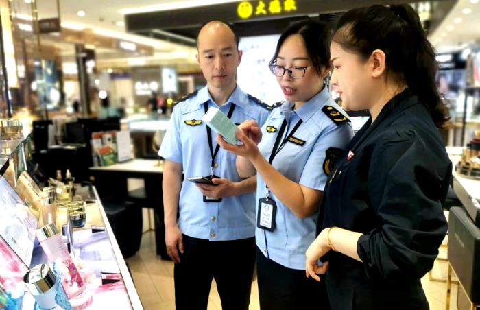 圖為該局執(zhí)法人員在一家商場(chǎng)檢查化妝品標(biāo)識(shí)情況。