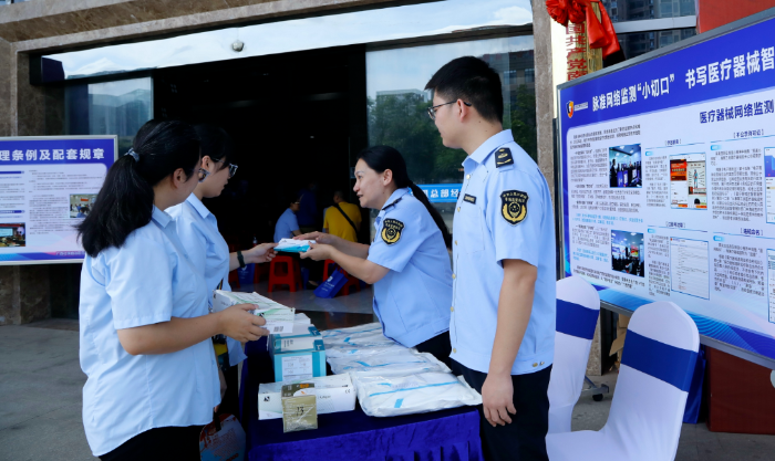 圖為該局工作人員向群眾講解如何查看醫(yī)療器械經(jīng)營(yíng)資質(zhì)、購買合格產(chǎn)品以及正確使用醫(yī)療器械等知識(shí)。