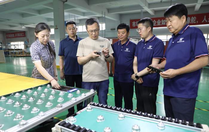 圖為調(diào)研組幫扶指導(dǎo)企業(yè)健全質(zhì)量管理體系建設(shè)。（葉陽歡攝）