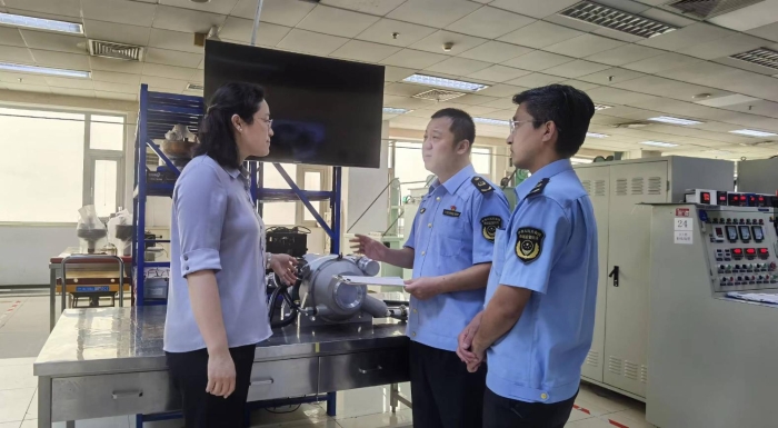 圖為7月11日，第一分局監(jiān)管人員到公司了解產(chǎn)品注冊(cè)、生產(chǎn)情況。（記者王曉冬 攝）