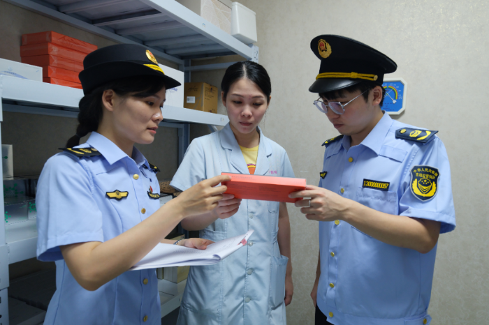 圖為該局執(zhí)法人員在醫(yī)療美容機(jī)構(gòu)檢查醫(yī)療器械產(chǎn)品，并向從業(yè)人員進(jìn)行科普相關(guān)知識(shí)。