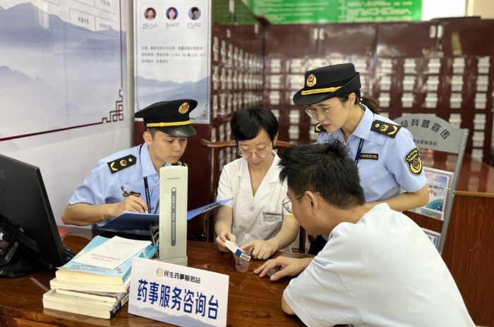 圖為該局工作人員正在當(dāng)?shù)匾患疑鐓^(qū)藥事服務(wù)站和當(dāng)值醫(yī)護(hù)人員指導(dǎo)患者購(gòu)藥用藥。