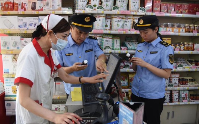 圖為執(zhí)法人員在一家藥品經(jīng)營企業(yè)檢查藥品購進渠道情況。