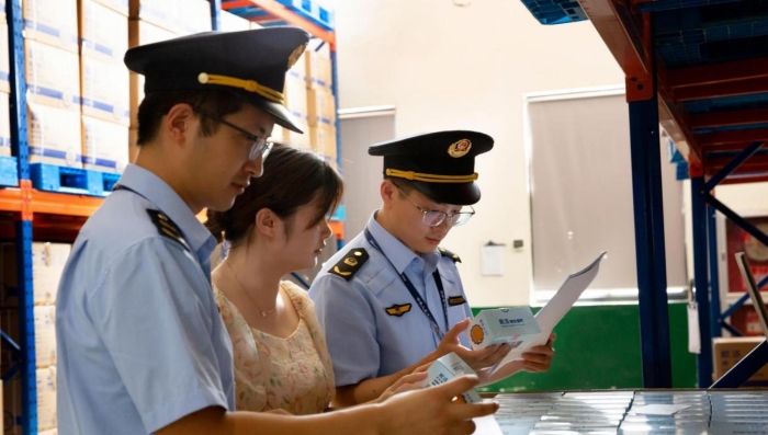 圖為8月11日該局執(zhí)法人員在醫(yī)療器械生產(chǎn)企業(yè)開(kāi)展執(zhí)法檢查。