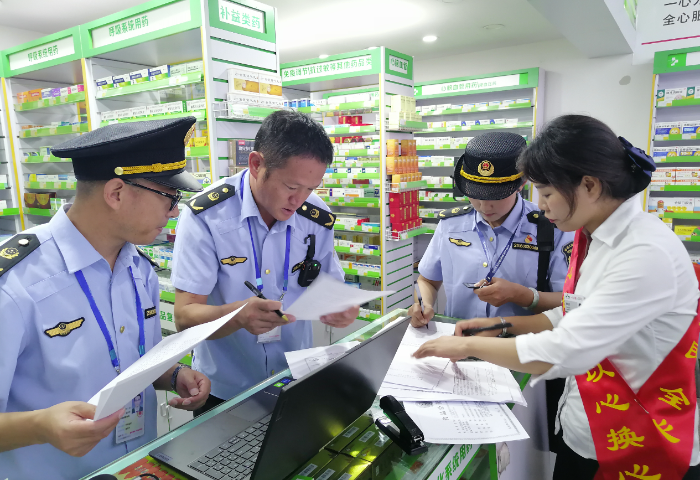 圖為現(xiàn)場(chǎng)模擬執(zhí)法實(shí)操比武環(huán)節(jié)，執(zhí)法人員現(xiàn)場(chǎng)檢查發(fā)現(xiàn)案源并現(xiàn)場(chǎng)制作提交檢查筆錄。