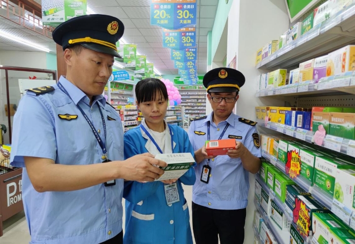 圖為8月30日，執(zhí)法人員在該縣實(shí)驗學(xué)校周邊藥店檢查。