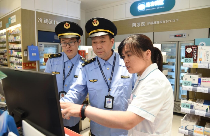 圖為8月30日，執(zhí)法人員在一家藥品零售企業(yè)檢查藥品網(wǎng)絡(luò)銷售情況。