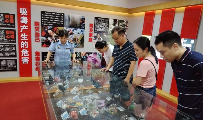 圖為該局組織干部職工走進禁毒教育基地參觀。