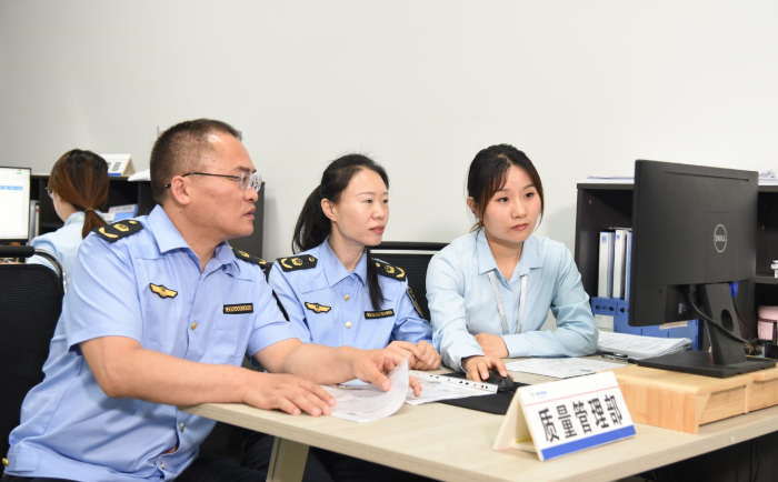 圖為9月4日，執(zhí)法人員在一家醫(yī)療器械經(jīng)營(yíng)企業(yè)檢查其質(zhì)量保障體系運(yùn)行情況。