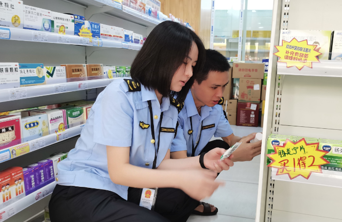 圖為9月4日，該局義和街道市場(chǎng)監(jiān)管所執(zhí)法人員在一家藥店檢查藥品質(zhì)量。