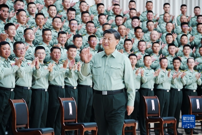 9月8日，中共中央總書記、國家主席、中央軍委主席習近平到78集團軍視察。這是習近平親切接見78集團軍官兵代表。 新華社記者 李剛 攝