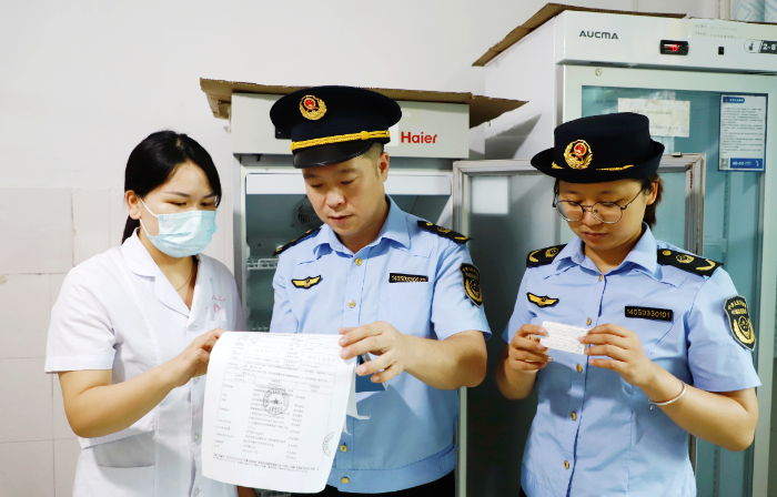 圖為9月15日，該局執(zhí)法人員在水北鎮(zhèn)中心衛(wèi)生院檢查疫苗購(gòu)進(jìn)、驗(yàn)收等臺(tái)賬記錄。