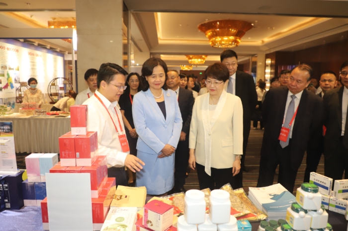 國(guó)家中醫(yī)藥管理局黨組書記、局長(zhǎng)余艷紅蒞臨廣東一方制藥展位