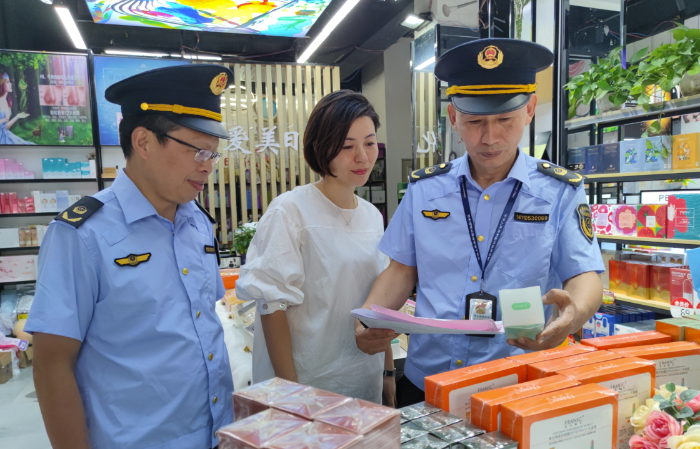 圖為9月25日，執(zhí)法人員在一家化妝品專賣店檢查化妝品標簽標識。