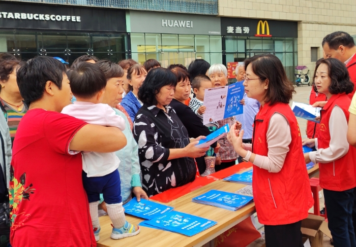 圖為9月22日，陜西省食藥檢院開展“增強質(zhì)量意識 推進高質(zhì)量發(fā)展”藥品安全進社區(qū)活動。