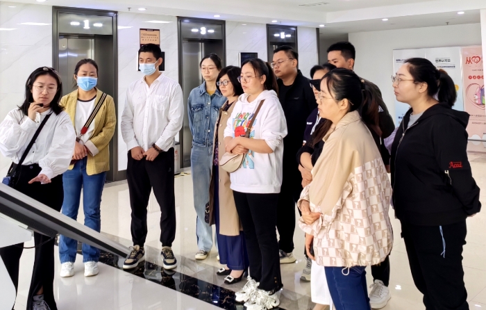 圖為工作人員為代表們現(xiàn)場講解藥品檢驗檢測、大型儀器使用維護、用藥常識等。