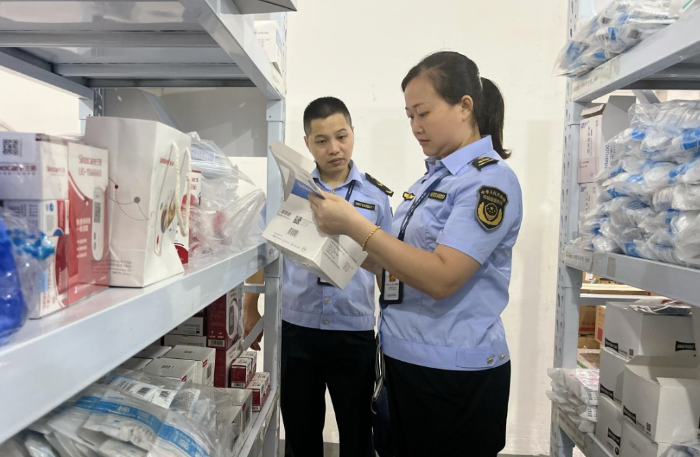 圖為該局執(zhí)法人員在一家醫(yī)療器械經(jīng)營企業(yè)檢查儲存環(huán)境。