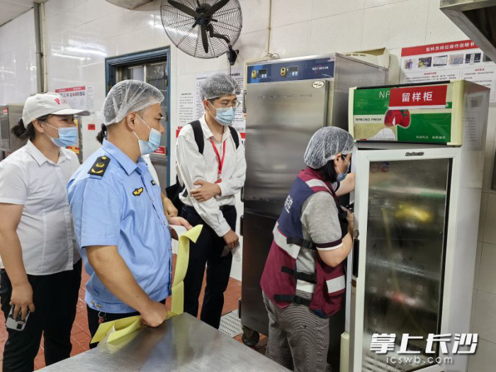 開福區(qū)市場(chǎng)監(jiān)督管理局和區(qū)疾控中心等工作人員前往學(xué)校食堂，抽樣檢查了可疑的食品留樣和餐具。長沙晚報(bào)通訊員　黃勇軍　攝