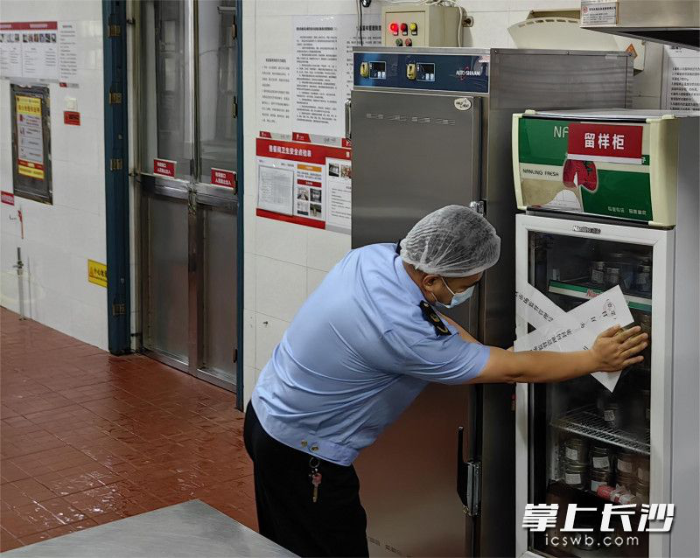 開福區(qū)市場(chǎng)監(jiān)督管理局“查封”了食堂食品留樣專柜冰箱。長沙晚報(bào)通訊員　黃勇軍　攝