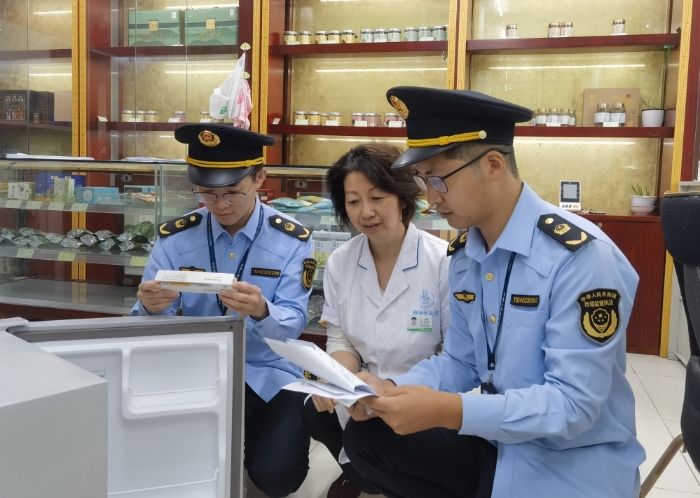 圖為執(zhí)法人員在一家藥店對利拉魯肽注射液的購進(jìn)票據(jù)、處方審核、銷售記錄等進(jìn)行檢查，同時排查利拉魯肽注射液線上銷售情況。