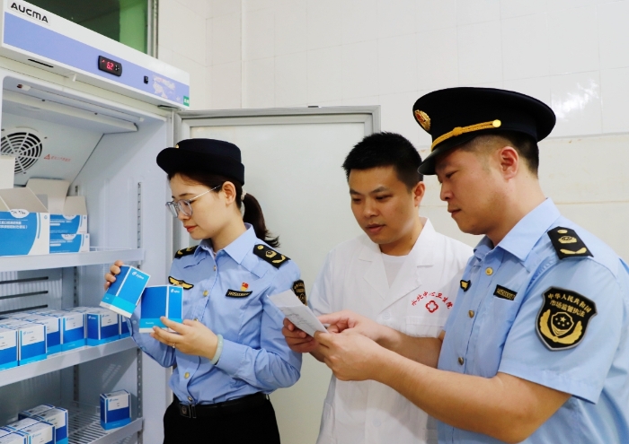 圖為10月9日，執(zhí)法人員對(duì)一家鄉(xiāng)鎮(zhèn)衛(wèi)生院的體外診斷試劑進(jìn)行檢查。