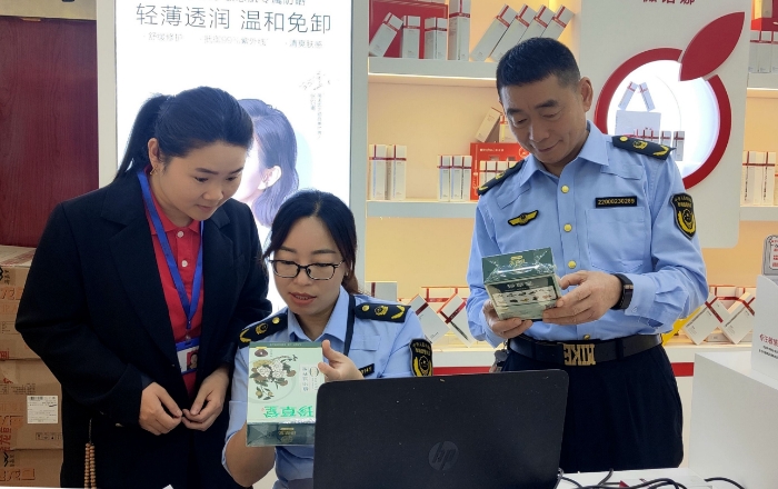 圖為10月24日，該局執(zhí)法人員在一家化妝品專賣店抽取化妝品樣本。