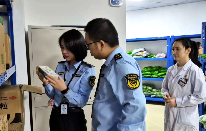 圖為10月24日，重慶市涪陵區(qū)義和、敦仁兩個(gè)街道市場(chǎng)監(jiān)管所執(zhí)法人員在敦仁街道一藥品經(jīng)營(yíng)單位的倉(cāng)庫(kù)開(kāi)展藥械市場(chǎng)交叉檢查。