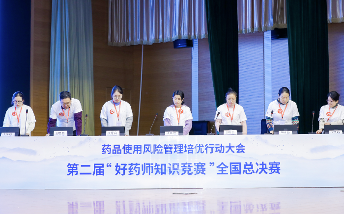 圖為決賽第三輪搶答環(huán)節(jié)，藥店組選手聽題準備搶答。
