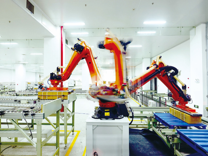 圖為龍鳳堂廣泛應(yīng)用機(jī)器人保障生產(chǎn)全流程質(zhì)量穩(wěn)定。