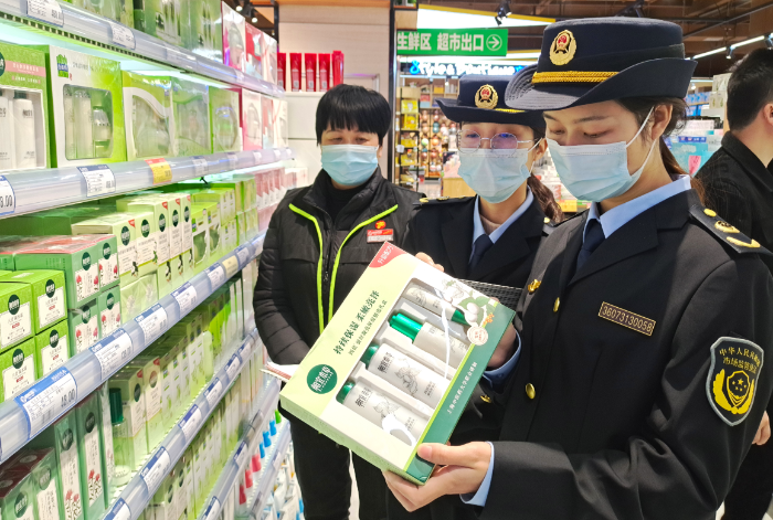 圖為11月22日，該局執(zhí)法人員在一家化妝品專賣店檢查產(chǎn)品標(biāo)簽。