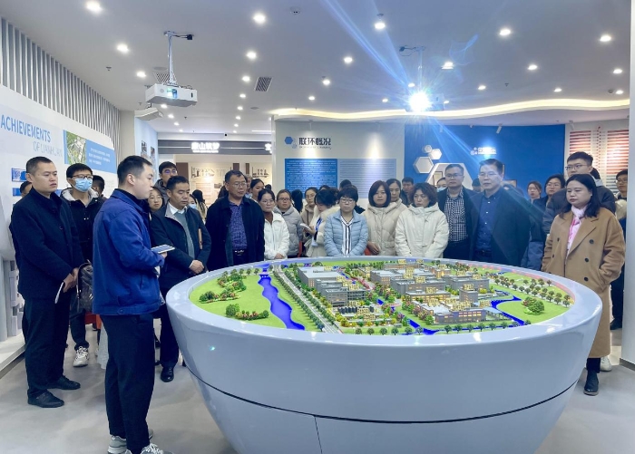 圖為參訓(xùn)人員在江蘇省制藥企業(yè)實(shí)地參觀學(xué)習(xí)。樊兆虎 攝