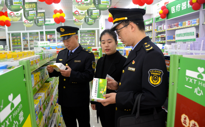 圖為11月29日，該局執(zhí)法人員在一家藥店檢查兒童藥品質(zhì)量。