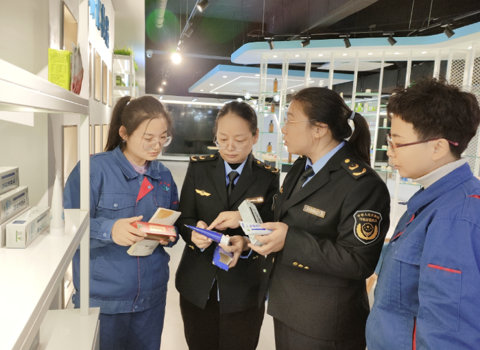 圖為該局監(jiān)管人員對企業(yè)牙膏標(biāo)簽、配方標(biāo)識進(jìn)行現(xiàn)場指導(dǎo)。