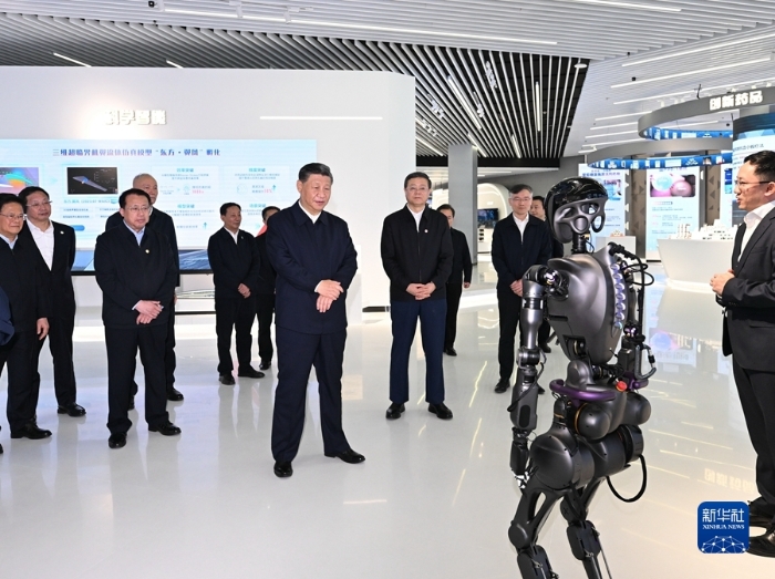 11月28日至12月2日，中共中央總書記、國家主席、中央軍委主席習(xí)近平在上海考察。這是11月28日下午，習(xí)近平在浦東新區(qū)張江科學(xué)城參觀上?？萍紕?chuàng)新成果展。新華社記者 謝環(huán)馳 攝