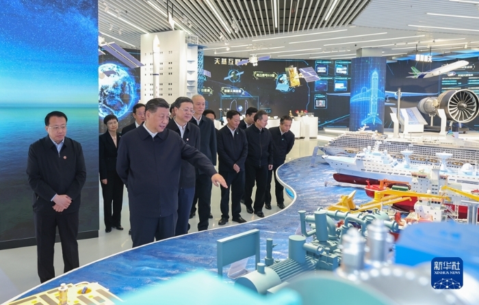 11月28日至12月2日，中共中央總書記、國家主席、中央軍委主席習(xí)近平在上海考察。這是11月28日下午，習(xí)近平在浦東新區(qū)張江科學(xué)城參觀上?？萍紕?chuàng)新成果展。新華社記者 王曄 攝1