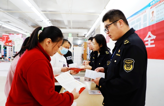 圖為工作人員現(xiàn)場解答藥品安全相關問題。