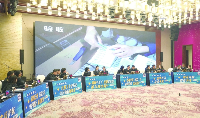 圖①為今年11月15日，浙江省職業(yè)檢查“尖兵領(lǐng)航”藥品流通檢查技能比武在嘉興舉行。圖為技能比武現(xiàn)場(chǎng)。