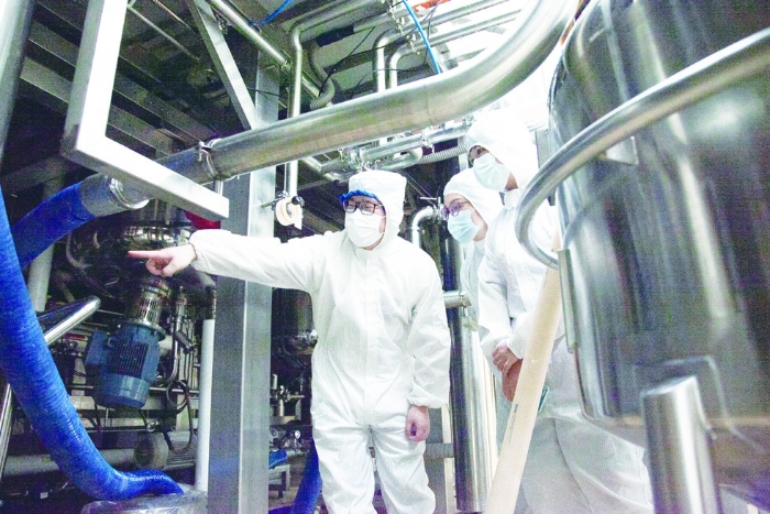 圖③為今年6月16日，浙江省藥品檢查中心組織檢查員對(duì)化妝品生產(chǎn)企業(yè)進(jìn)行現(xiàn)場(chǎng)檢查。