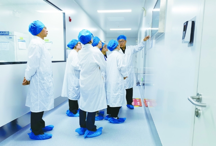 圖④為今年9月20日，浙江省藥品檢查中心組織人員走進(jìn)藥品生產(chǎn)企業(yè)開(kāi)展調(diào)研服務(wù)。圖片由浙江省藥品檢查中心提供