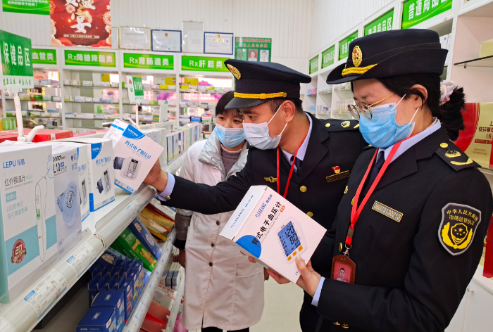 圖為12月26日，該局執(zhí)法人員在一家醫(yī)療器械經(jīng)營企業(yè)檢查產(chǎn)品質(zhì)量。