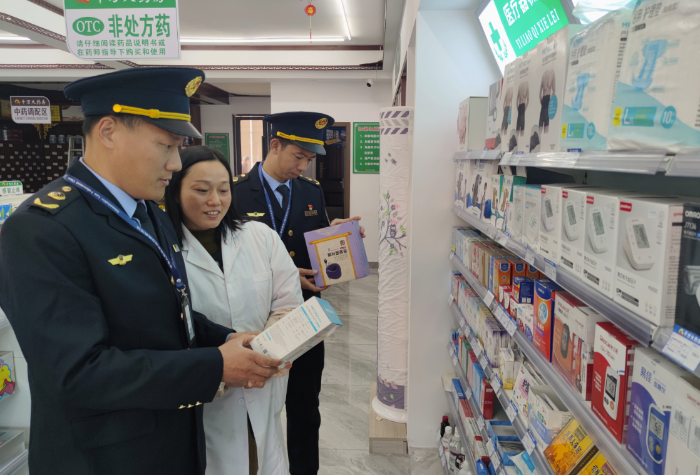 圖為1月29日，該局執(zhí)法人員在一家醫(yī)療器械經(jīng)營(yíng)企業(yè)檢查電子血壓計(jì)質(zhì)量。