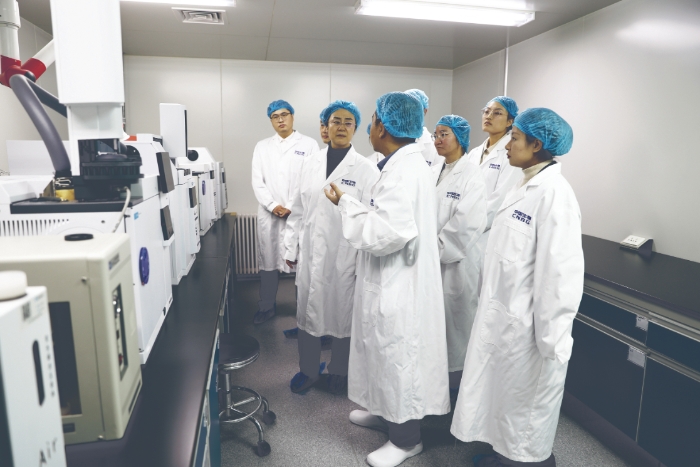 圖為吉林省疫苗檢查中心檢查員在疫苗企業(yè)檢查指導(dǎo)工作。