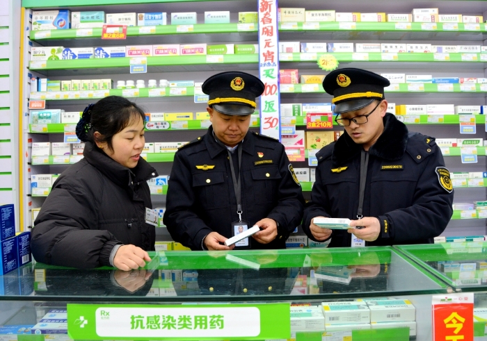 圖為執(zhí)法人員在一家藥店檢查。